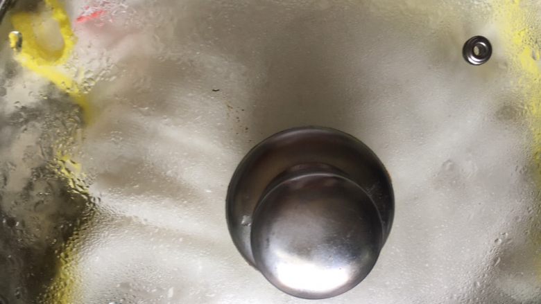 素菜包子(豆腐陷儿)(粉丝萝卜陷儿),盖好发面,也可不用毛巾。这期间可以准备包子陷。