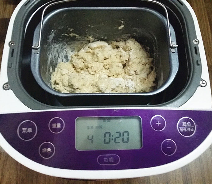 椰香牛奶卷,用筷子搅拌成絮絮状后,启动和面程序