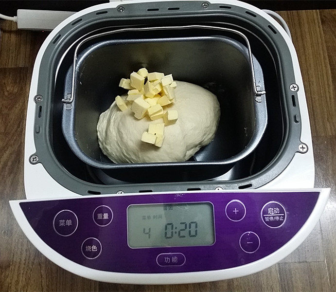椰香牛奶卷,结束后加入软化的黄油粒,再揉面一次