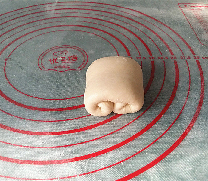 椰香牛奶卷,上下两头分别向中间卷起再翻面:如图