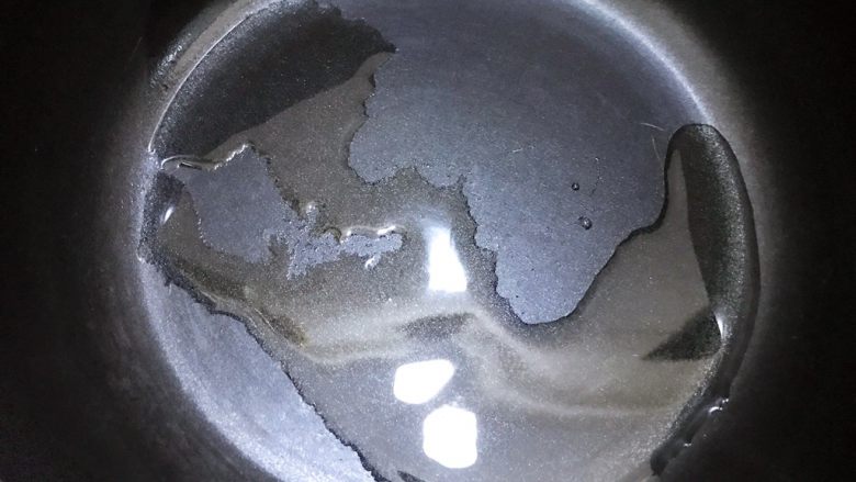 韭菜猪红汤,锅里加入少许油