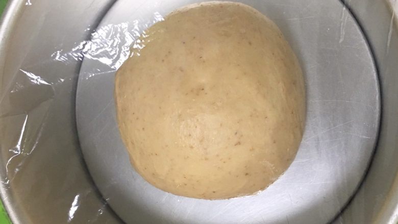海苔肉松全麦包,面团滚圆放入模具,盖上保鲜膜。