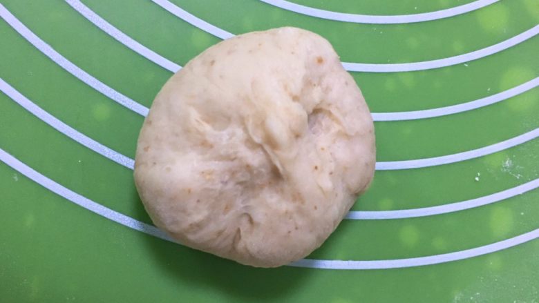 海苔肉松全麦包,包裹起来,收紧口子。