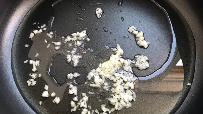 肉沫茄汁腐皮西红柿,下大蒜末,小火煸香