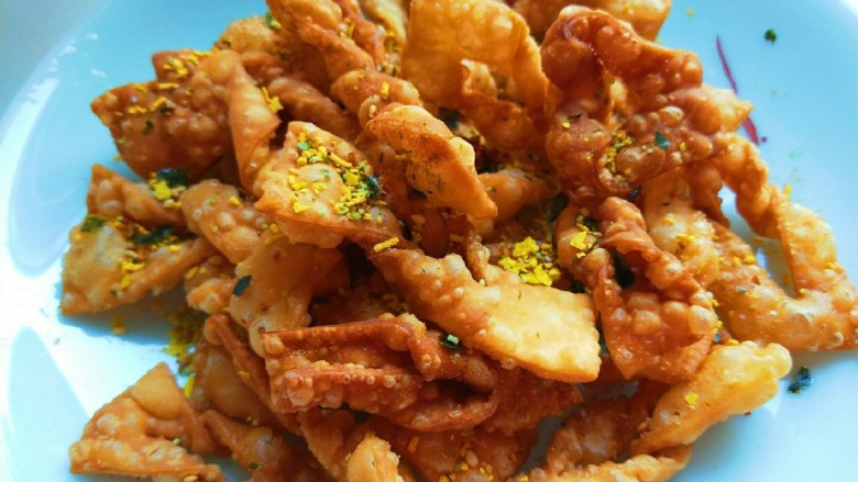 芝麻香酥脆麻花,装盘在撒上小鱼调料包。
