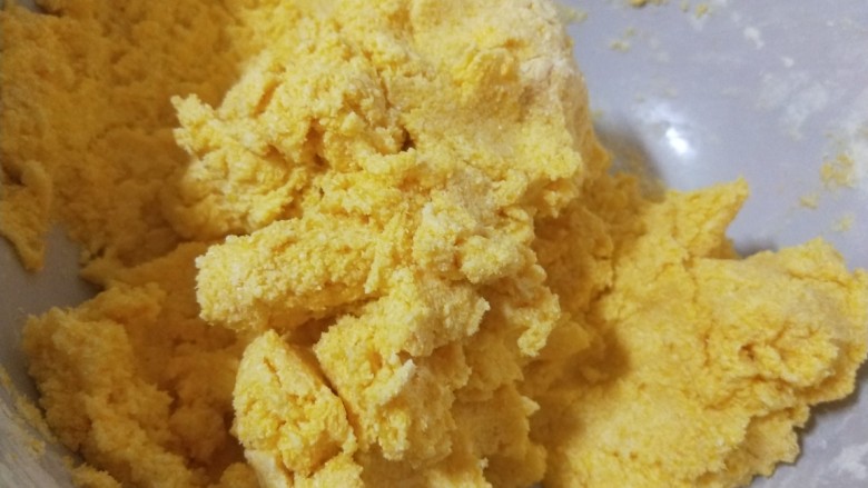 玉米野菜团子,合玉米粉要反复用手掌搓,直到搓成面团为止。