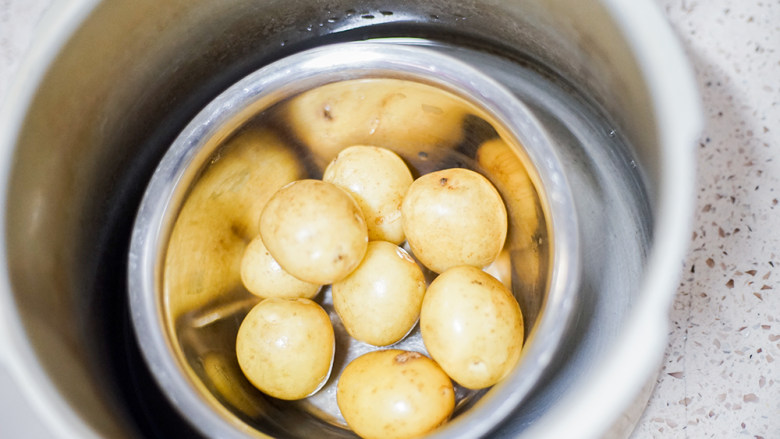 9个月以上辅食土豆塔,<a style='color:red;display:inline-block;' href='/shicai/ 23'>土豆</a>洗净后放入高压锅,也可以切片放蒸锅蒸