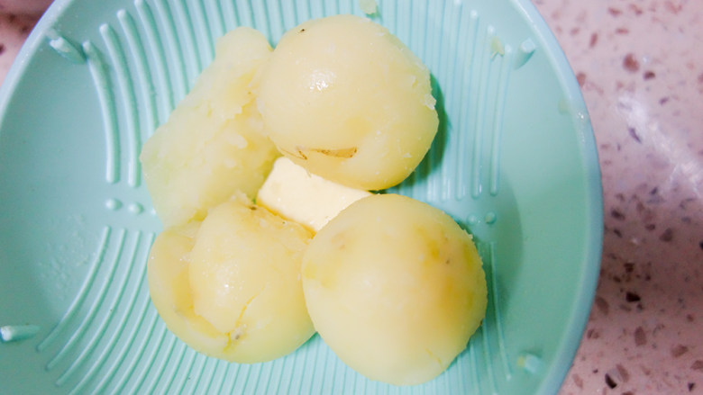 9个月以上辅食土豆塔,趁热加入10g<a style='color:red;display:inline-block;' href='/shicai/ 887'>黄油</a>，也可以加食物油，但是<a style='color:red;display:inline-block;' href='/shicai/ 887'>黄油</a>比较香