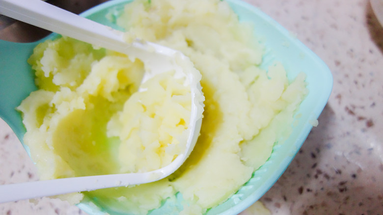 9个月以上辅食土豆塔,将土豆压成泥