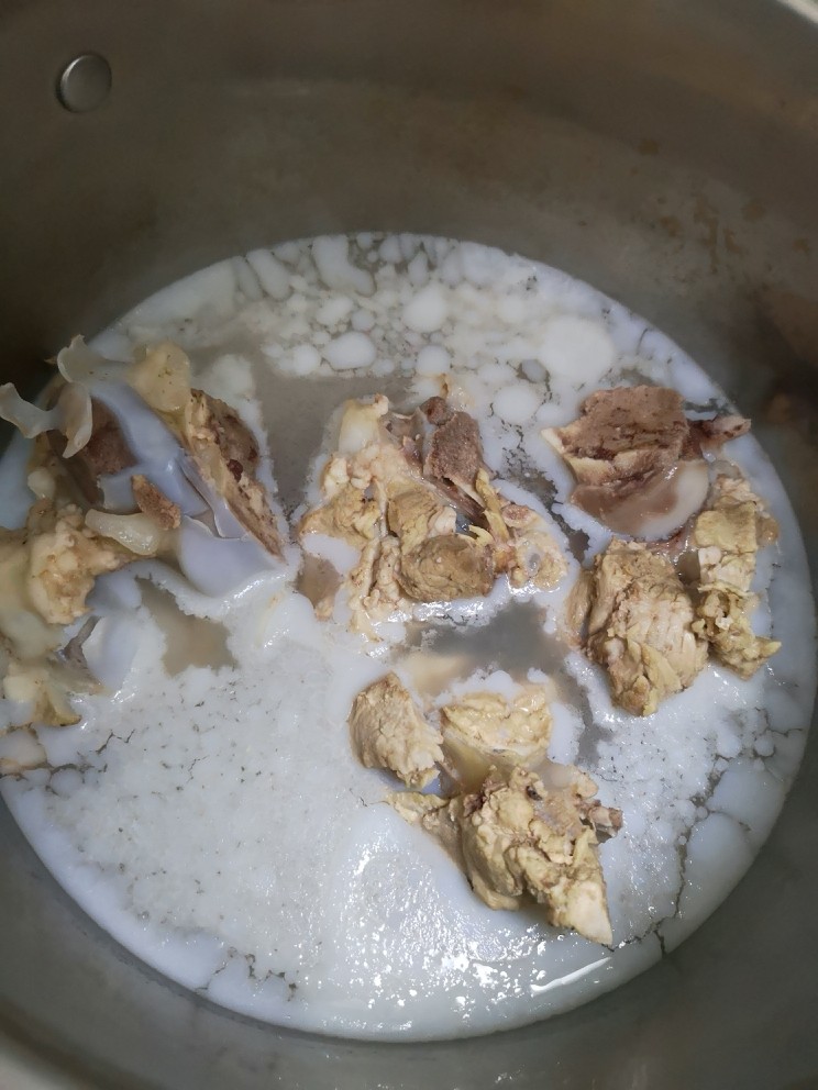 🍜高汤意面🍜
,熬制好的大骨汤
详细步骤见我之前的菜谱
#冬瓜海带<a style='color:red;display:inline-block;' href='/shicai/ 5036'>筒骨汤</a>#