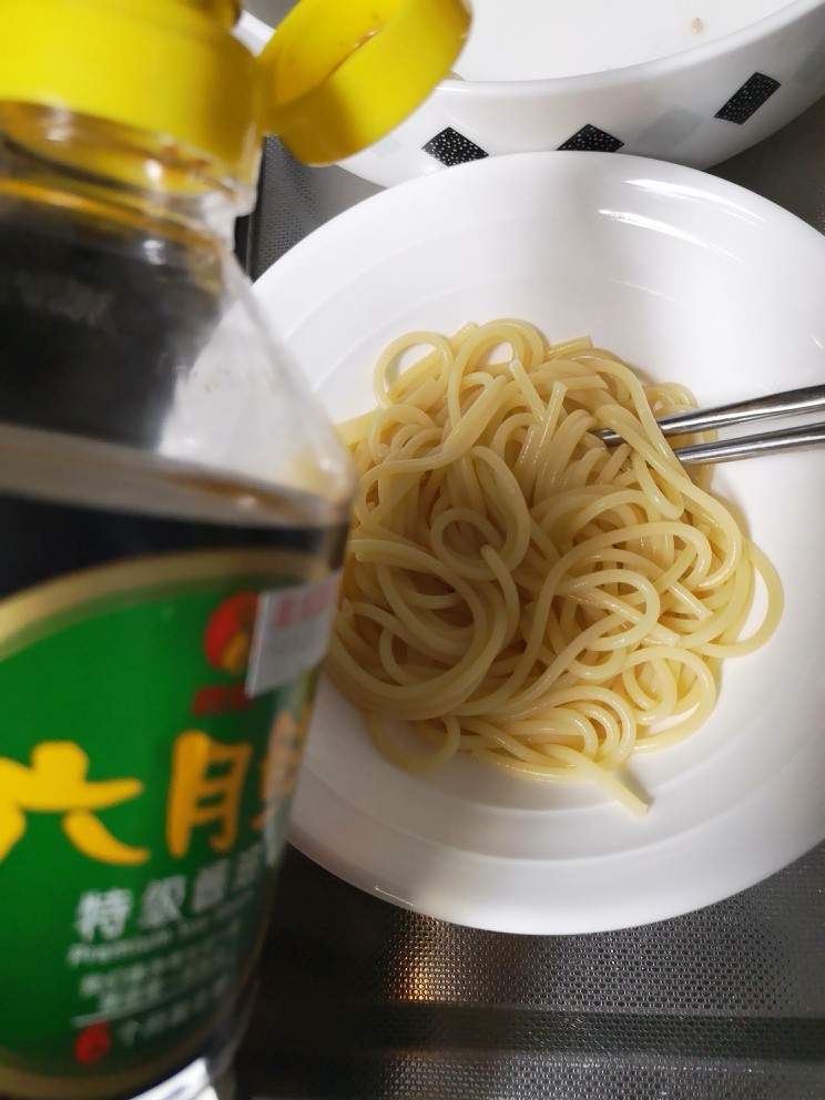 🍜高汤意面🍜
,面煮好尝一下
软软的没有硬的就可以捞出来了
排骨汤是咸的
刚刚煮意面也放了点盐
所以不用再放盐
放点<a style='color:red;display:inline-block;' href='/shicai/ 788'>生抽</a>调一下味