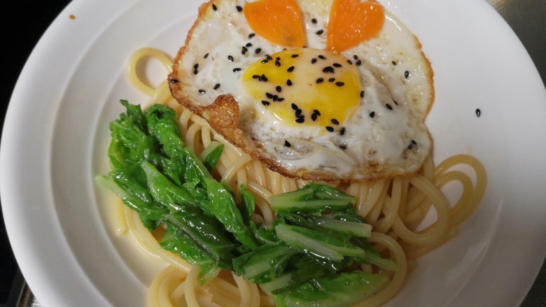 🍜高汤意面🍜
,鸡蛋摆在面上
白菜铺好
放上心形胡萝卜