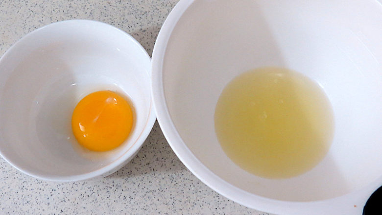 适合一个人慢慢品味滴【杯子提拉米苏】,首先制做<a style='color:red;display:inline-block;' href='/shicai/ 9201'>手指饼干</a>。 将鸡蛋的蛋白蛋黄分离