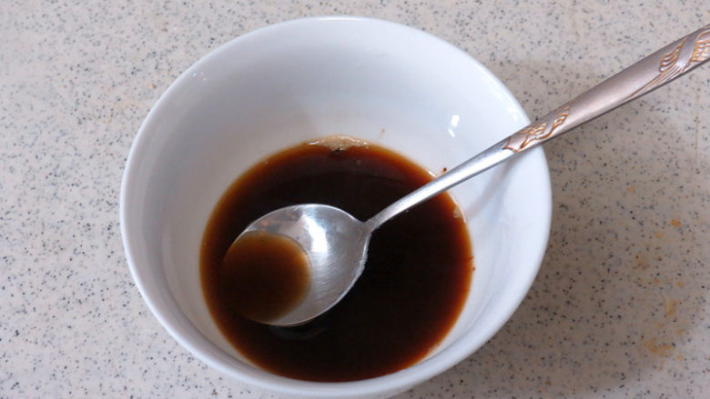 适合一个人慢慢品味滴【杯子提拉米苏】,制做提拉米苏。即溶黑咖啡粉用两大匙热开水泡开,稍微冷却后,加入1小匙朗姆酒,待用