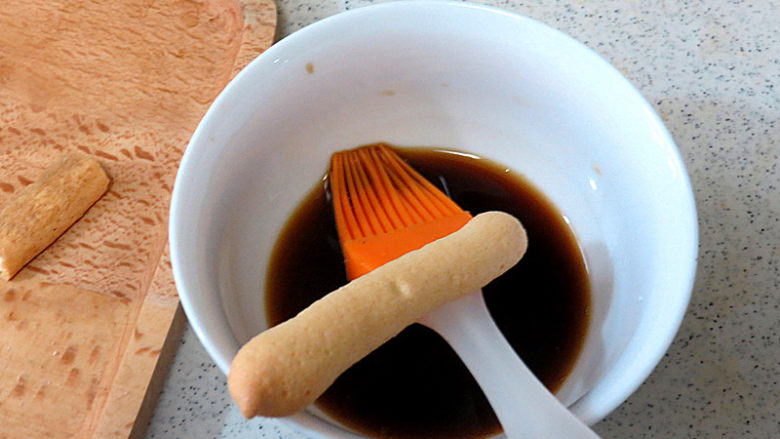 适合一个人慢慢品味滴【杯子提拉米苏】,手指饼干掰断,蘸上咖啡酒(手指饼干吸水性强,可不用蘸咖啡酒,用刷子将咖啡酒刷手指饼干表面更好)