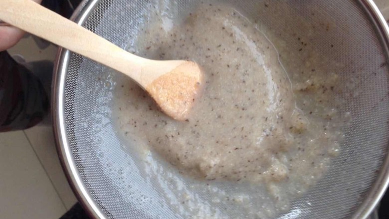 【五谷杂粮豆浆】,将豆浆糊过滤出来,不要扔掉,可以加入到稀饭中一起煮,很好吃的,一点都不浪费,还美味养生。