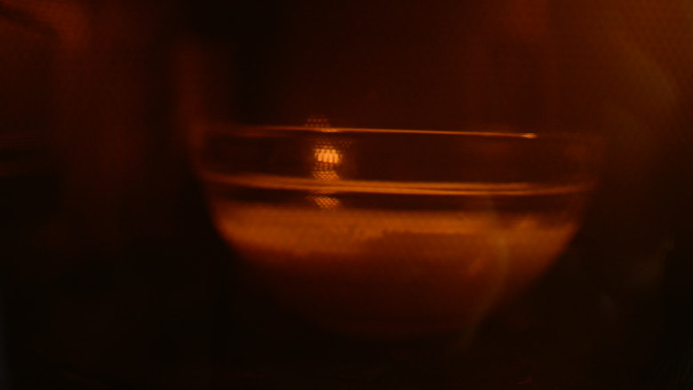 不需要烤箱的豆腐乳酪小白砖,微波加热到温热,搅拌均匀。