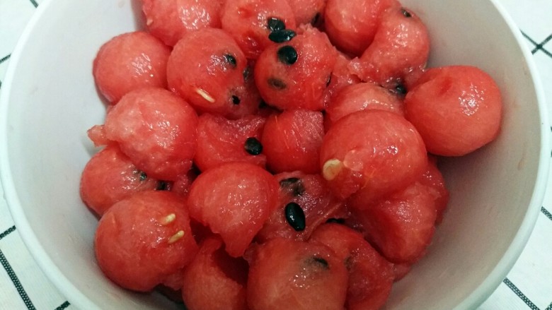 夏天必需,简单易学的冰冻西瓜球,把里面全部挖空,放碗里装好待用。