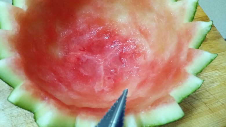 夏天必需,简单易学的冰冻西瓜球,用挖球器另一头尖嘴刀弄出造型。
