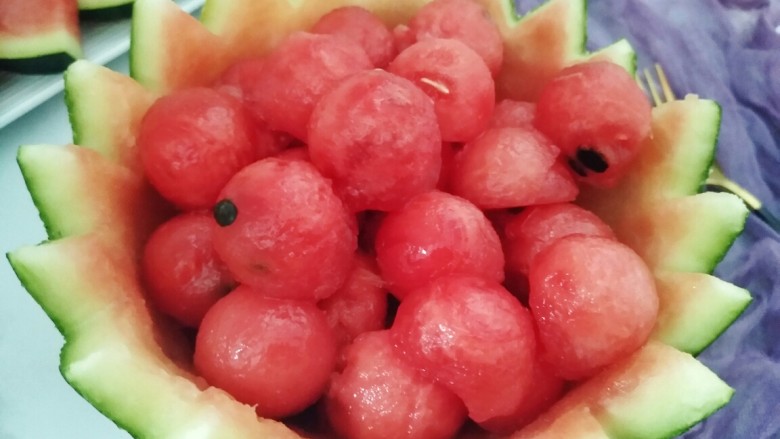 夏天必需,简单易学的冰冻西瓜球,把冷冻好的西瓜球放入瓜盅里即可。