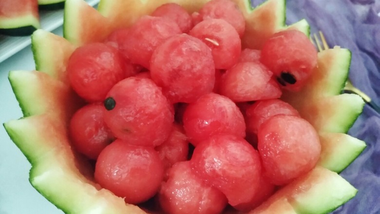 夏天必需，简单易学的冰冻西瓜球,把冷冻好的西瓜球放入瓜盅里即可。