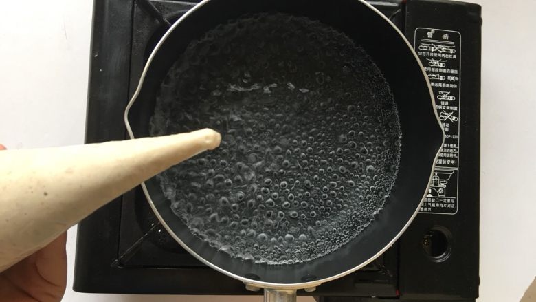 莲藕排骨挤挤面,水开将裱花袋剪小口,挤入锅中煮熟即可