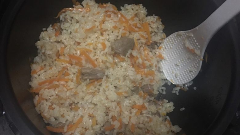 新疆手抓饭,米饭键,约40分钟,蒸好后翻拌均匀