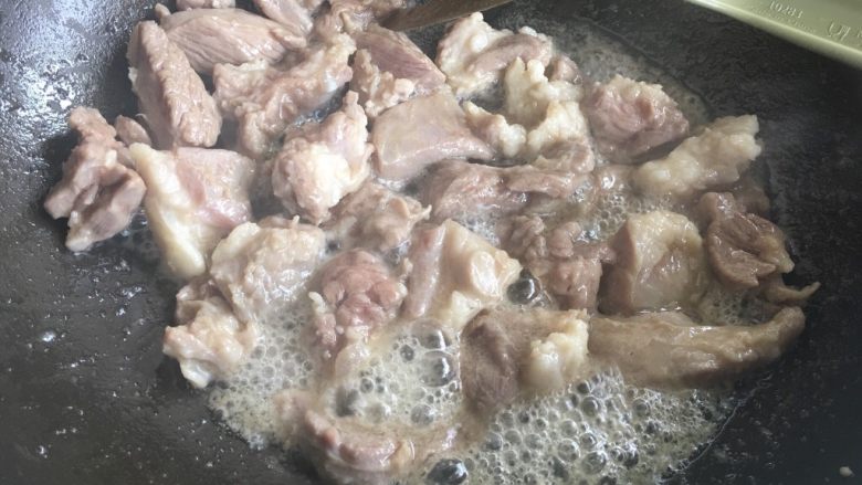 新疆手抓饭,放入羊肉煸炒,肥肉炒出油