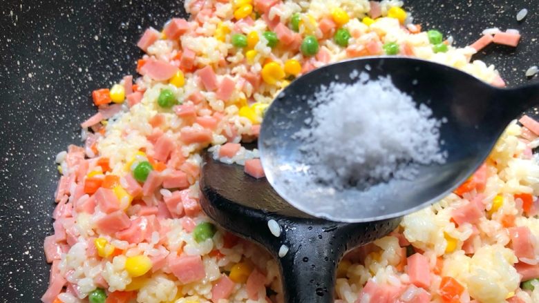 快手五彩炒饭,倒入1g盐,翻炒2分钟