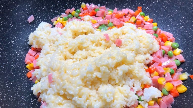 快手五彩炒饭,倒入米饭,翻炒2分钟