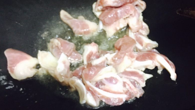 猪脆骨炒丝瓜,热锅,放油,先放入猪脆骨