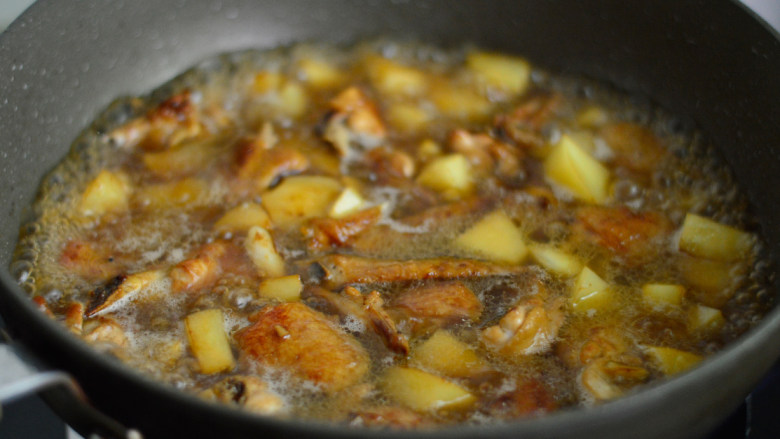 土豆香菇焖鸡翅,兑入开水(不要用凉水哦)