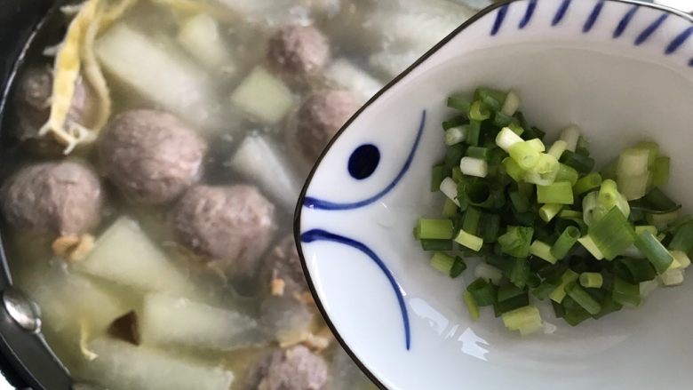 什锦冬瓜汤,加入小葱,搅拌均匀,即可