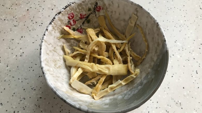 什锦冬瓜汤,泡发好的笋干洗净,撕成丝