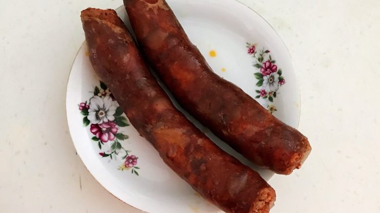 上班族的便当 风味独特的粢饭团,把腊肠捞出来,晾凉