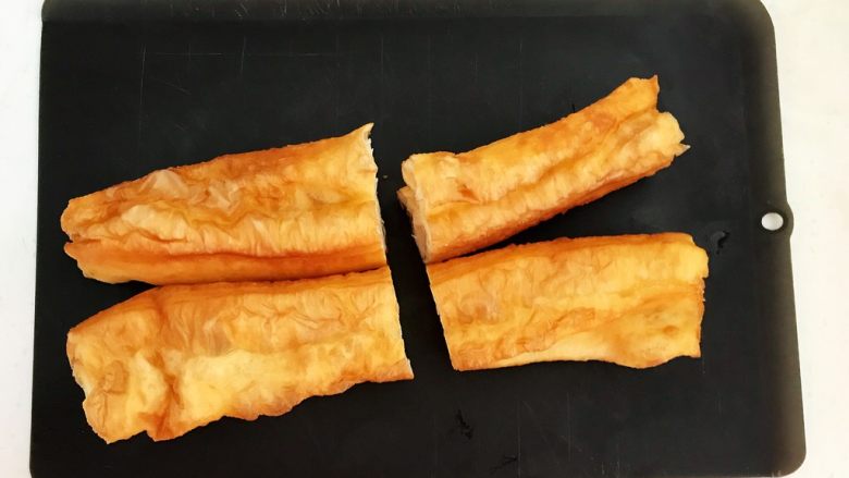 上班族的便当 风味独特的粢饭团,把油条从中间断开