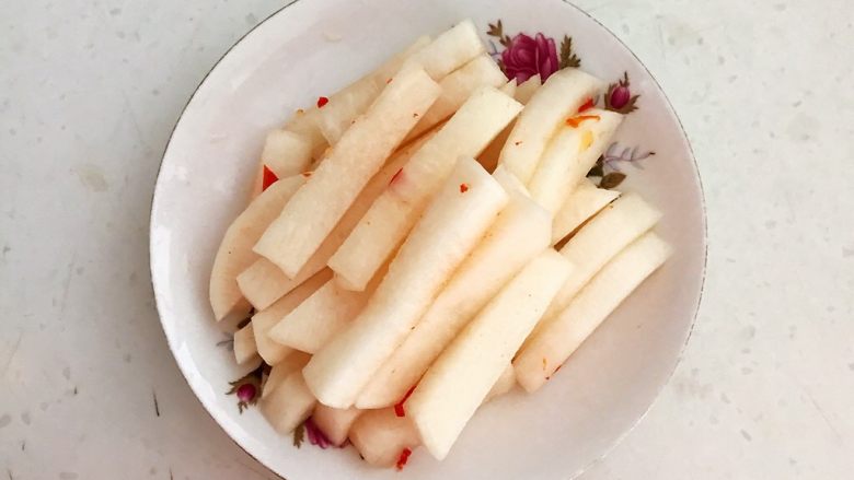 上班族的便当 风味独特的粢饭团,把酸辣白萝卜切成1㎝见方的小条