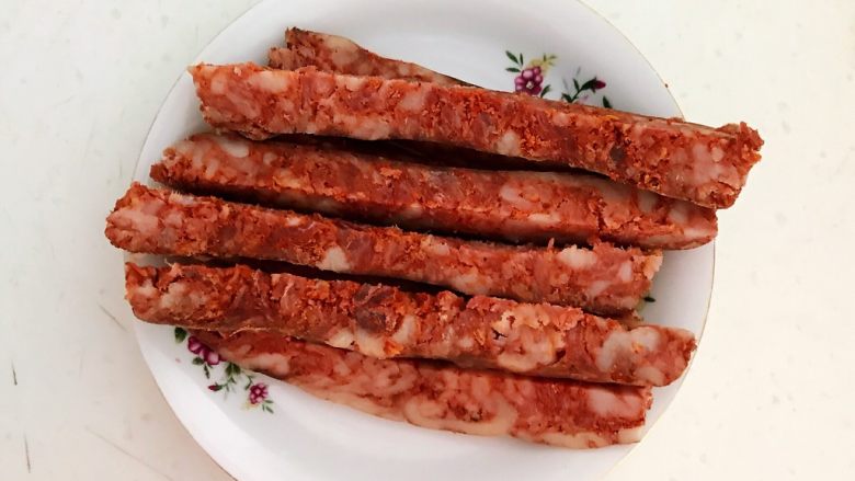 上班族的便当 风味独特的粢饭团,把腊肠切成长条