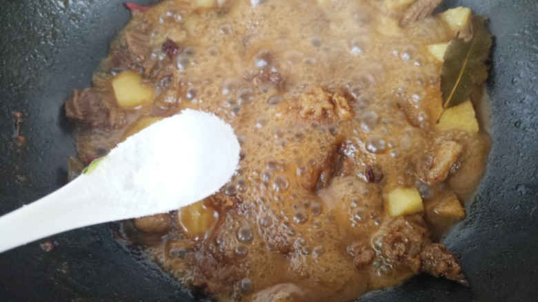 土豆炖牛腩,小火炖15分钟左右,加入一勺盐。