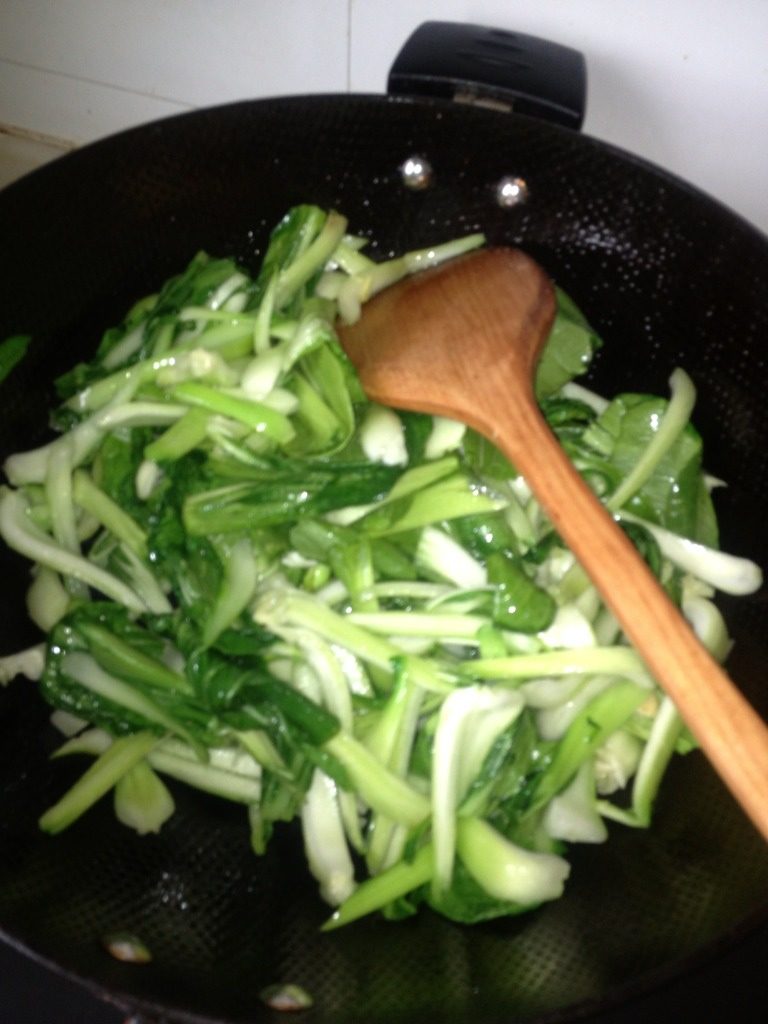 油菜素炒海米,油热后放入油菜翻炒,