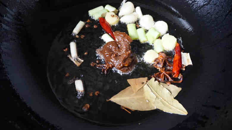 沙茶酱烧排骨,加2饭勺沙茶酱。