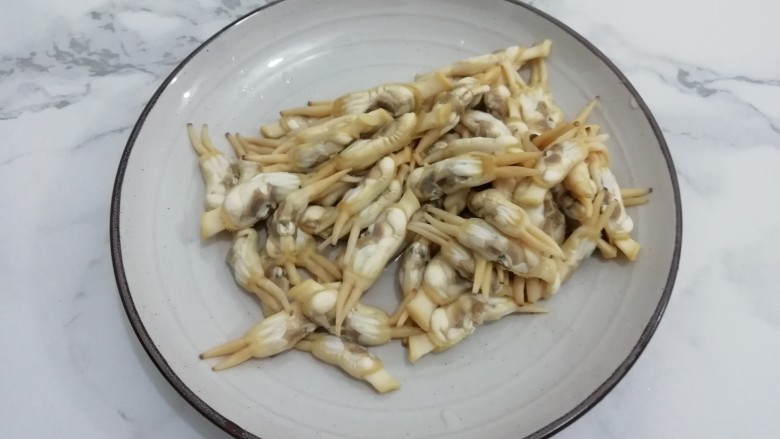 辣炒蛏子,然后将圣子肉捞出,再用水冲洗一下