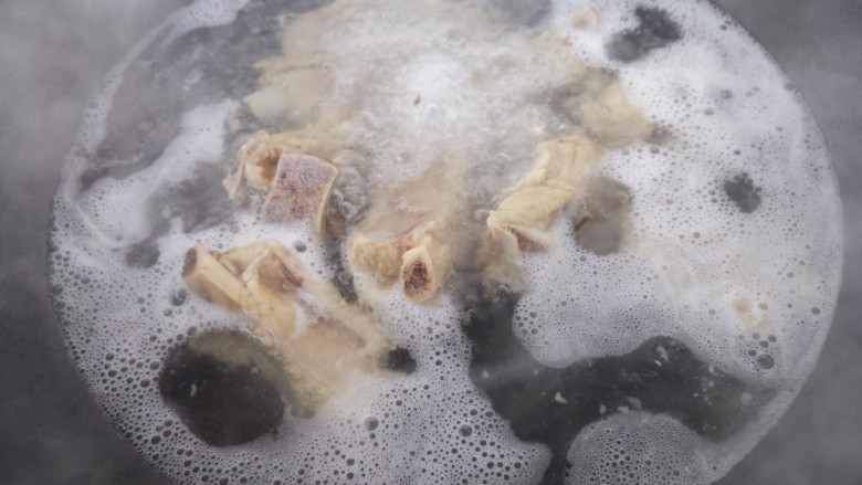 排骨炖豆角,锅里烧水，把排骨放进去焯水。焯熟即可捞出。