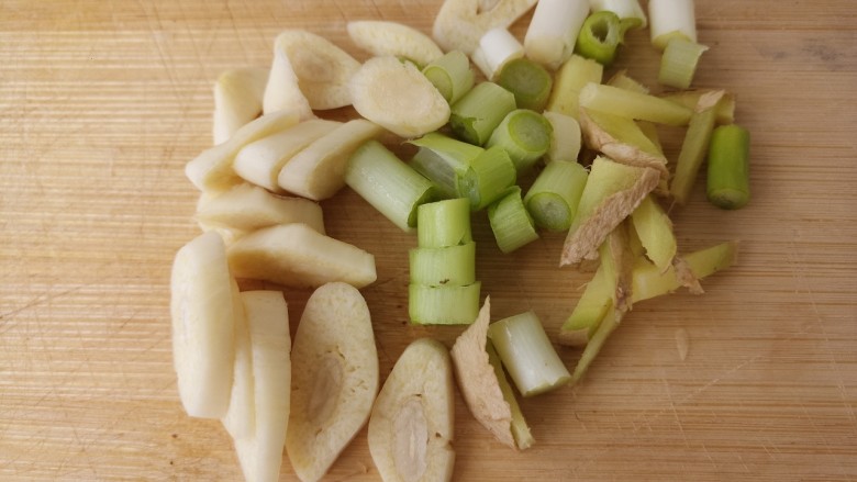 排骨炖豆角,先切好<a style='color:red;display:inline-block;' href='/shicai/ 3250'>葱</a><a style='color:red;display:inline-block;' href='/shicai/ 37'>姜</a>蒜。