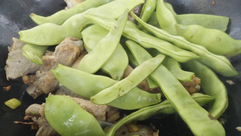 排骨炖豆角,翻炒几下，加入豆角炒。