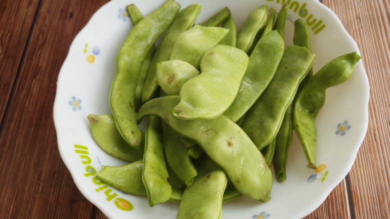 排骨炖豆角,准备半斤<a style='color:red;display:inline-block;' href='/shicai/ 3639'>豆角</a>。