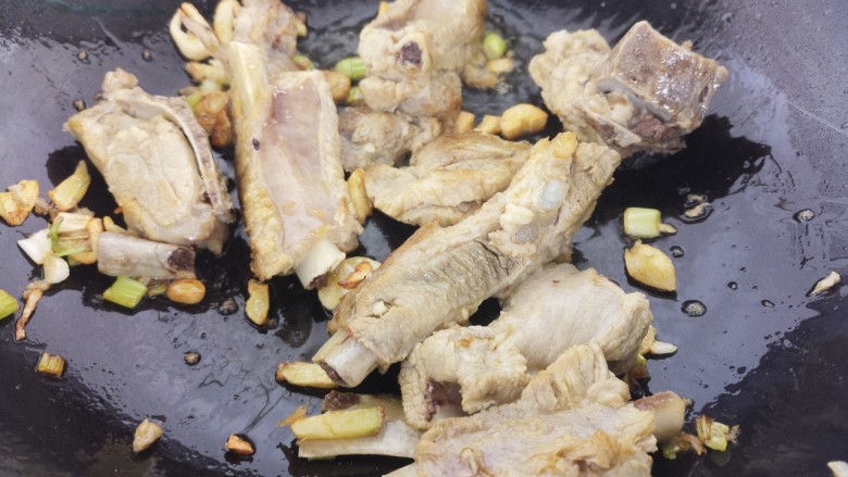 排骨炖豆角,然后加入排骨炒。