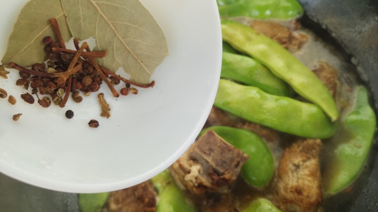 排骨炖豆角,再加<a style='color:red;display:inline-block;' href='/shicai/ 700'>花椒</a>和<a style='color:red;display:inline-block;' href='/shicai/ 741'>香叶</a>。