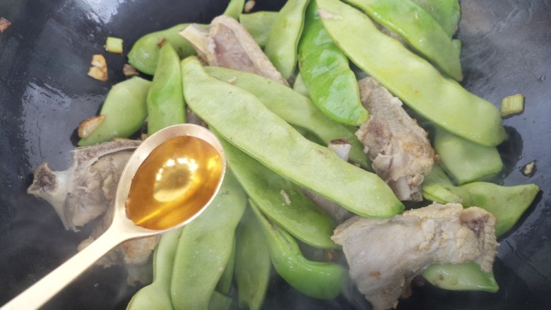 排骨炖豆角,再加一勺<a style='color:red;display:inline-block;' href='/shicai/ 718'>料酒</a>。