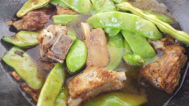 排骨炖豆角,加入适量的水。